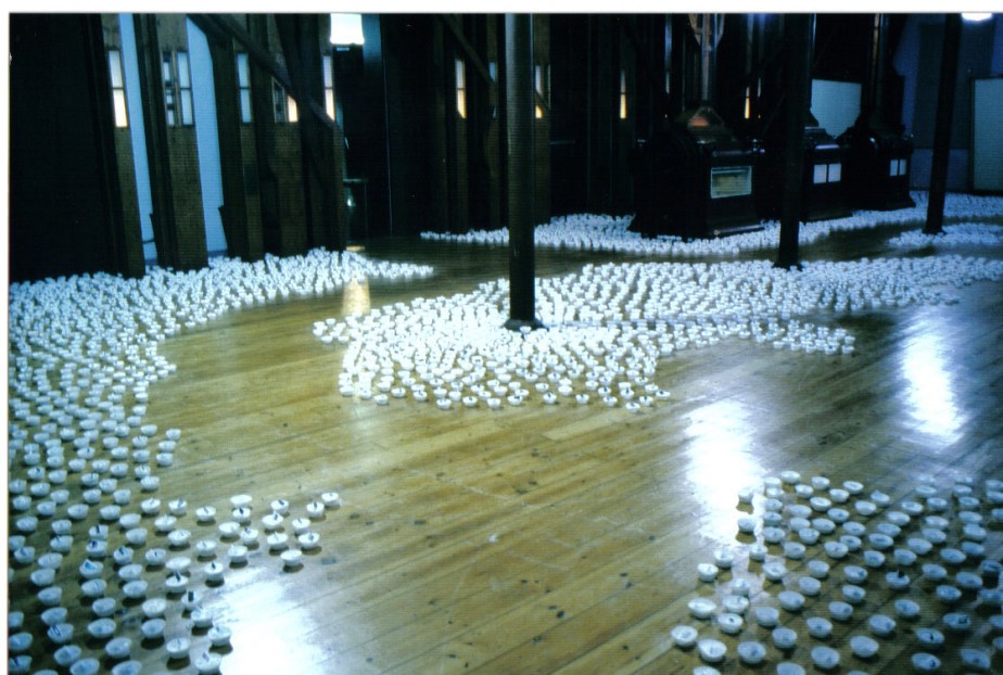 EL VIAJERO SOBRE EL MAR DE NUBES, 2000.  5000/u harina, funda de magdalena y contacto fotográfico color. dimensiones variables.  La Farinera del Clot BARCELONA