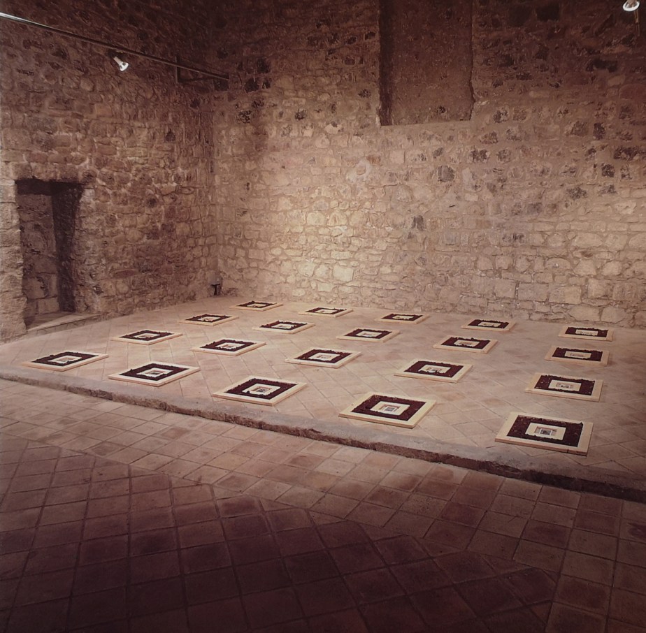RECORREGUTS, 1991. tierra volcánica, fotografía en b/n y bastidor de madera. Museu de l’Esglesia Castellfollit de la Roca GIRONA