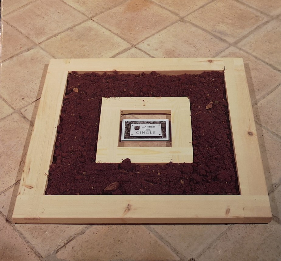 RECORREGUTS, 1991 (detalle). tierra volcánica, fotografía en b/n y bastidor de madera. Museu de l’Esglesia Castellfollit de la Roca GIRONA