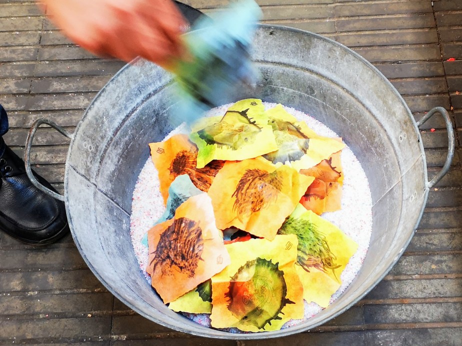 SPONDYLUS, 2019 dibujos impresos digitalmente colocados sobre sal coloreada y dentro de un barreño de zinc.